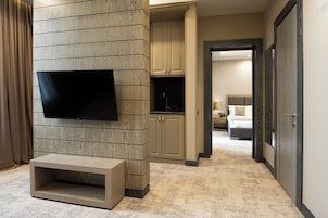 Senior suite | Een minibar, een kluis op de kamer, een bureau, verduisterende gordijnen