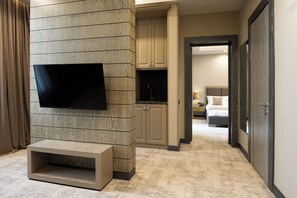 Senior Suite | Minibar, in-room safe, desk, blackout curtains