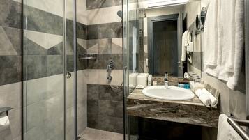Habitación Deluxe con 1 cama doble o 2 individuales | Baño | Ducha, artículos de higiene personal gratuitos y secador de pelo