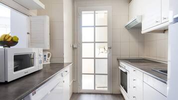 Een koelkast, een magnetron, een oven, een koffiezetapparaat/waterkoker