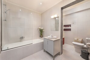 Combined shower/bathtub, towels, soap, toilet paper - ALINA HOUSE (Ialysos)