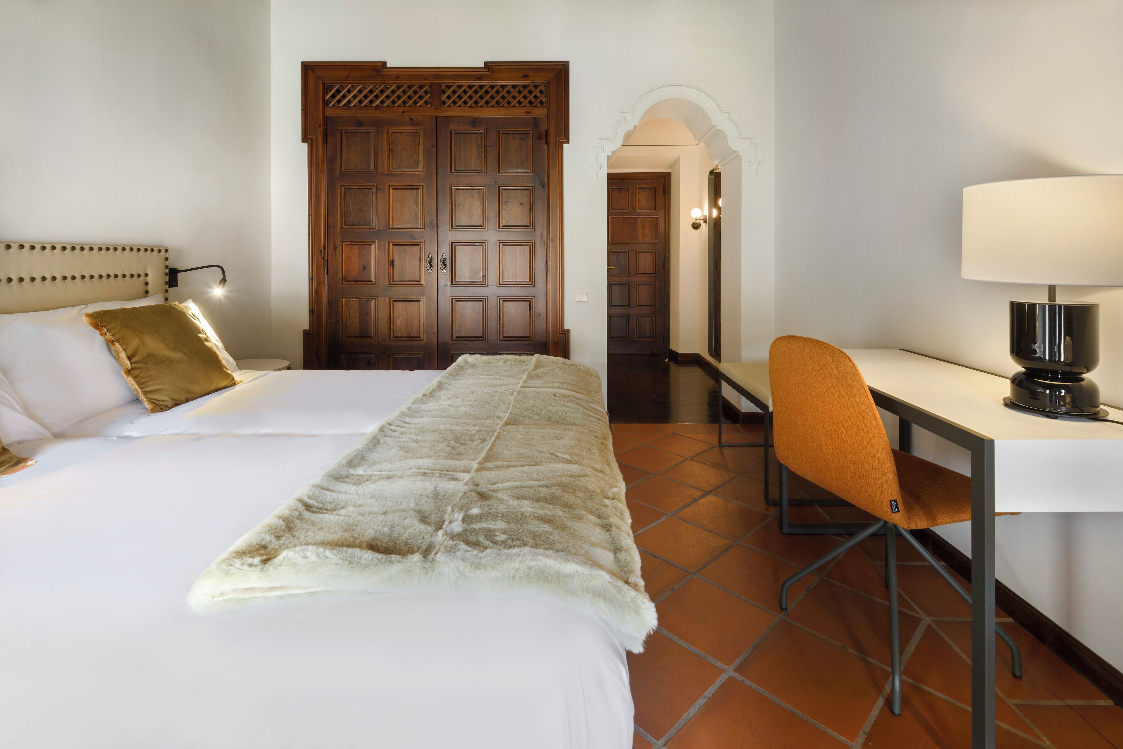 Roba de llit d'alta qualitat, cobrellits i minibar 