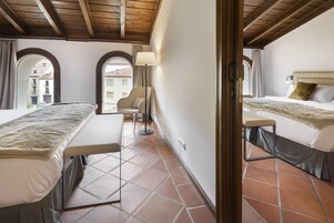 Habitación cuádruple familiar | Ropa de cama de alta calidad, edredones de plumas, minibar y caja fuerte