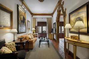 Kaliteli yatak takımı, kuştüyü yorgan, minibar, odada kasa 