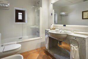 A modern bathroom with a glass-enclosed shower, a white toilet, and a marble sink with a large mirror. - Hotel Palacio Matutano Daudén (La Iglesuela del Cid)