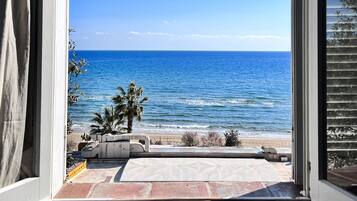 Kamar Double Junior | Seprai antialergi, minibar, dan brankas