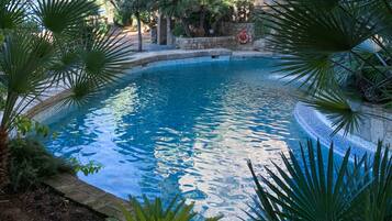 Kolam renang outdoor musiman