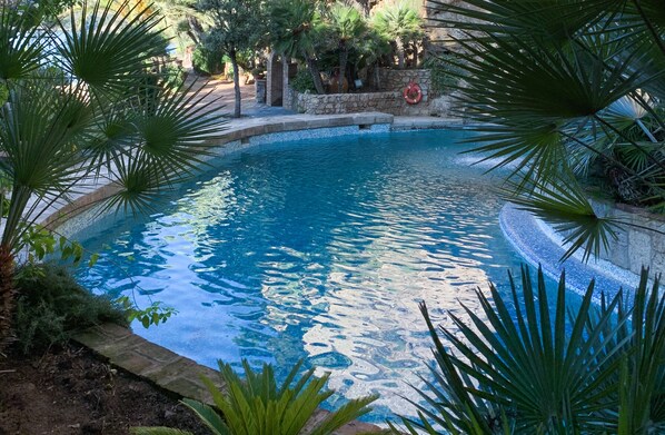 季节性开放的室外游泳池