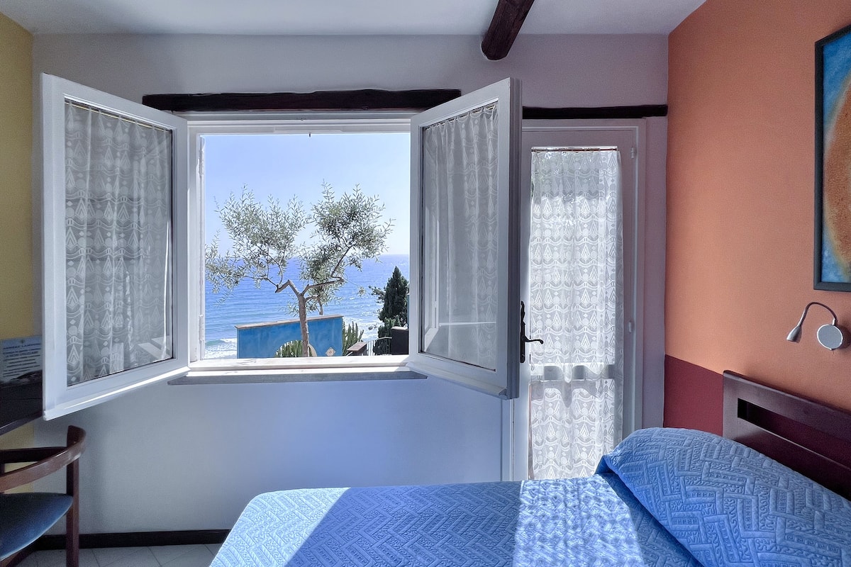 Hypo-allergenic bedding, minibar, in-room safe, individually furnished