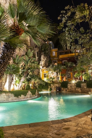 Seasonal outdoor pool. Aeneas' Landing Resort