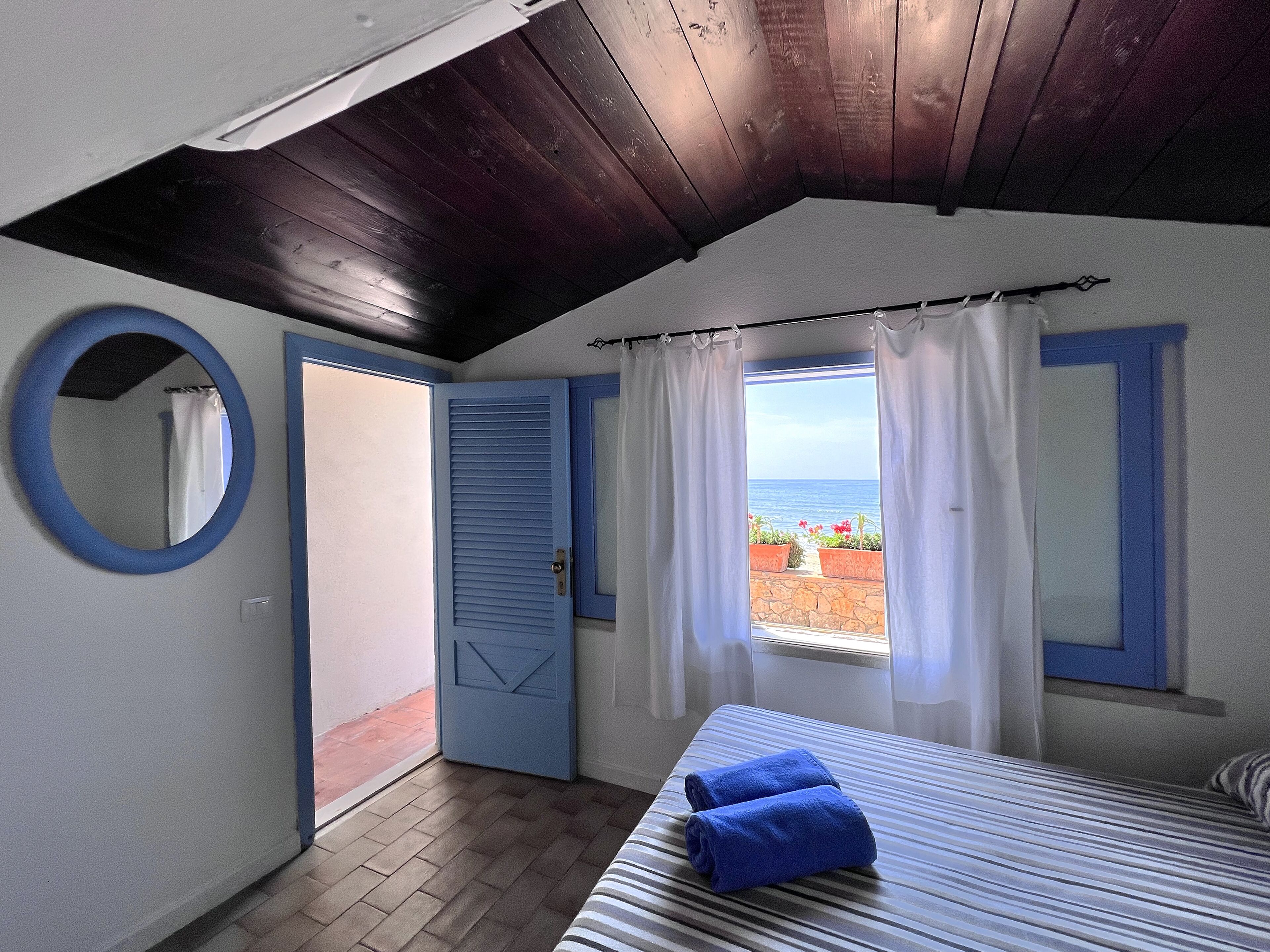 Hypo-allergenic bedding, minibar, in-room safe, individually furnished