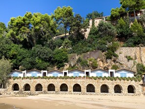 Private beach, white sand, sun-loungers, beach umbrellas - Aeneas' Landing Resort (Gaeta)