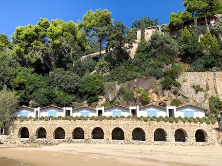 Private beach, white sand, sun loungers, beach umbrellas. Aeneas' Landing Resort