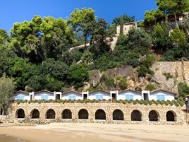 Spiaggia privata, sabbia bianca, lettini da mare, ombrelloni