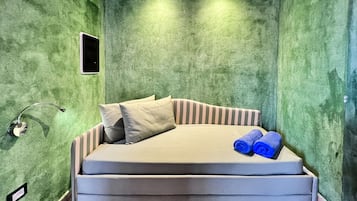 Tripla Junior | Biancheria da letto ipoallergenica, minibar, una cassaforte in camera