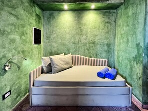 小型三人房 | 防过敏的被褥、迷你吧、客房内保险箱、特色家居