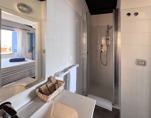 Standard Matrimoniale Vista Mare | 浴室 | 淋浴设施、大花洒淋浴喷头、免费洗浴用品、吹风机