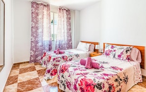 3 chambres, fer et planche à repasser, accès au Wi-Fi (inclus)