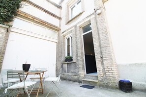 Outdoor dining - Center Maisonnette near cathedral with terrace (Reims)