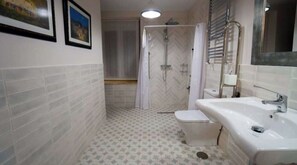 Regadera y amenidades de baño gratuitas 