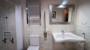 Shower, free toiletries