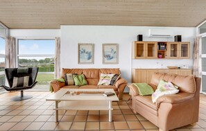 Een televisie, een open haard en een stereo