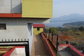 Vista frontal de la propiedad