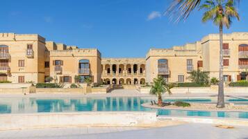 Familienhaus, Mehrere Schlafzimmer, 2 Bäder (Harbour Views Gozitan Villa + Shared) | Pool | Außenpool