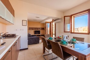 Maison Familiale, plusieurs chambres, 2 salles de bains (Harbour Views Gozitan Villa + Shared) | Restauration