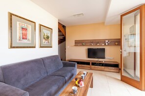 家庭獨棟房屋, 多間臥室, 2 間浴室 (Harbour Views Gozitan Villa + Shared) | 起居區 | 21-吋電視，提供有線頻道