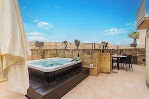 Outdoor dining - Harbour Views Gozitan Villa + Shared Pool (Ghajnsielem)