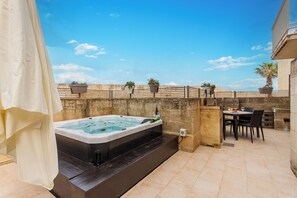 家庭獨棟房屋, 多間臥室, 2 間浴室 (Harbour Views Gozitan Villa + Shared) | 室外用餐