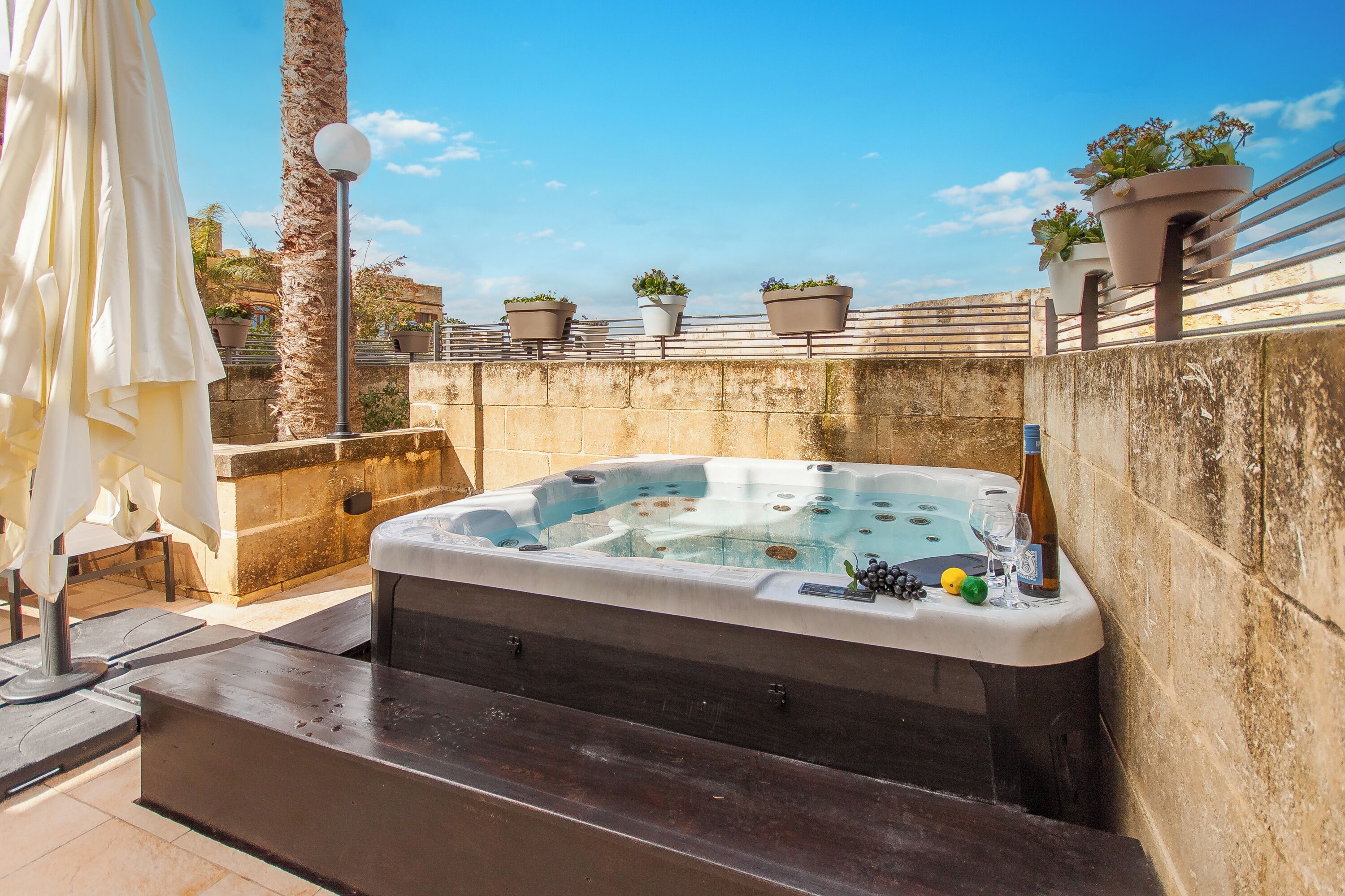 Familienhaus, Mehrere Schlafzimmer, 2 Bäder (Harbour Views Gozitan Villa + Shared) | Außen-Whirlpool