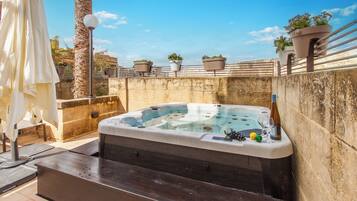 Familienhaus, Mehrere Schlafzimmer, 2 Bäder (Harbour Views Gozitan Villa + Shared) | Außen-Whirlpool