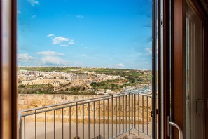 Familienhaus, Mehrere Schlafzimmer, 2 Bäder (Harbour Views Gozitan Villa + Shared) | Innenbereich