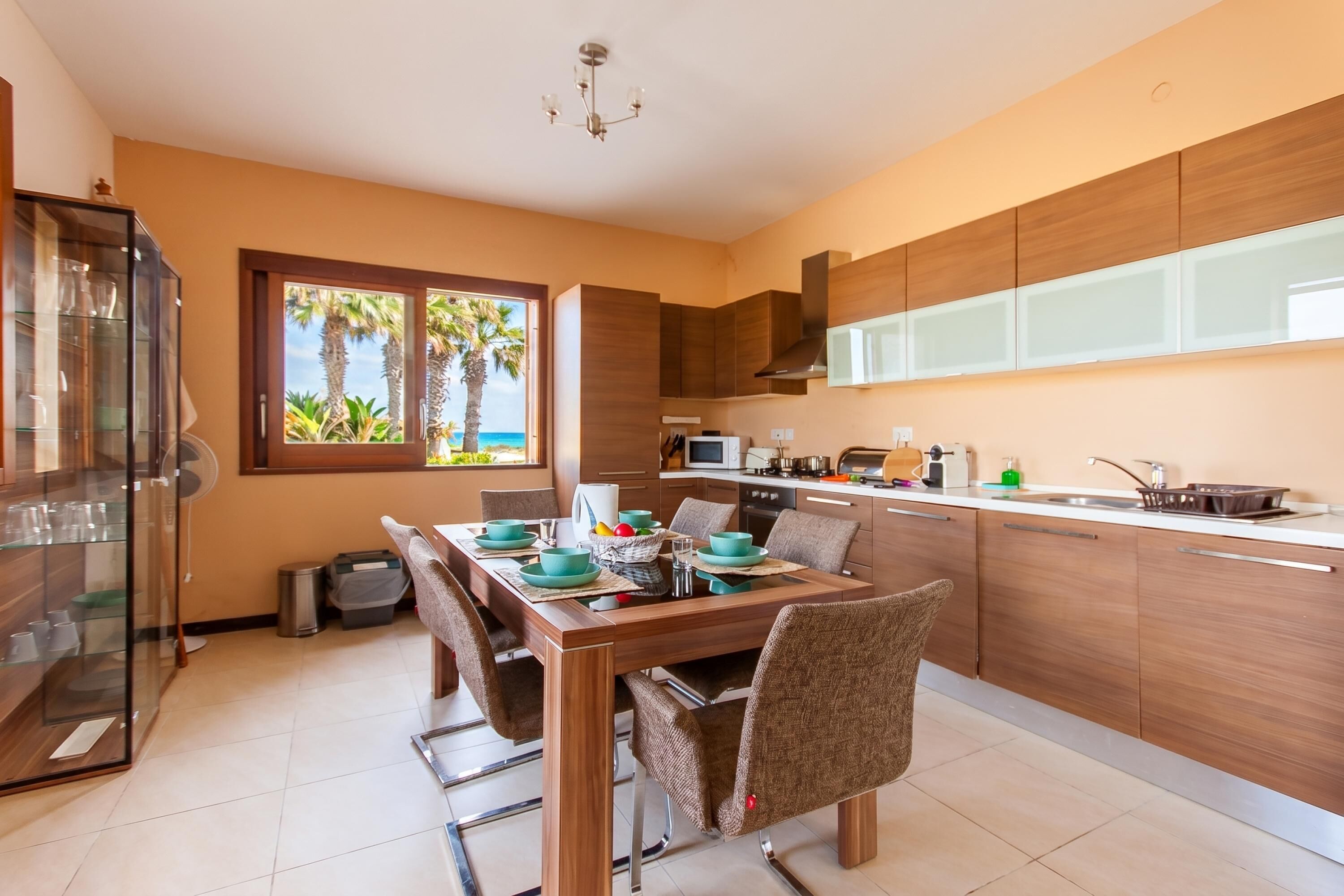 Familienhaus, Mehrere Schlafzimmer, 2 Bäder (Harbour Views Gozitan Villa + Shared) | Eigene Küche | Wasserkocher, Esstisch