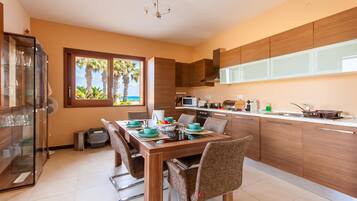 Familienhaus, Mehrere Schlafzimmer, 2 Bäder (Harbour Views Gozitan Villa + Shared) | Eigene Küche | Wasserkocher, Esstisch