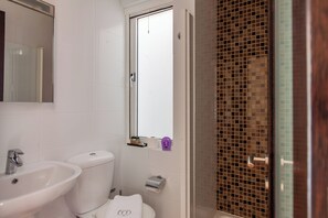 家庭獨棟房屋, 多間臥室, 2 間浴室 (Harbour Views Gozitan Villa + Shared) | 浴室 | 淋浴/浴缸二合一、毛巾、肥皂、洗髮精
