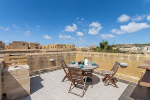 Casa familiar, varias habitaciones, 2 baños (Getaway Npetto Gozitan Villa) | Restaurante al aire libre