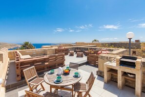 Perhetalo, useita makuuhuoneita, 2 kylpyhuonetta (Getaway Npetto Gozitan Villa) | Ulkoruokailutilat