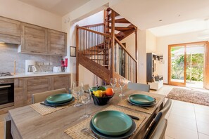 Casa familiar, varias habitaciones, 2 baños (Getaway Npetto Gozitan Villa) | Restauración