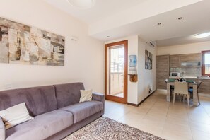 Casa familiar, varias habitaciones, 2 baños (Getaway Npetto Gozitan Villa) | Zona de estar | Smart TV de 21 pulgadas con canales por cable