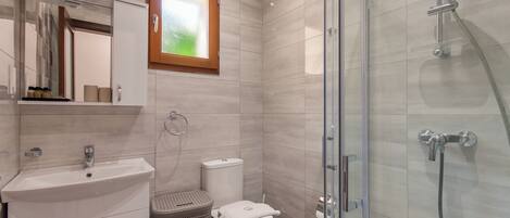 บ้านพักสำหรับครอบครัว, หลายห้องนอน, 2 ห้องน้ำ (Getaway Npetto Gozitan Villa) | ห้องน้ำ | อ่างอาบน้ำและฝักบัวแยกจากกัน, ผ้าเช็ดตัว, สบู่, ยาสระผม