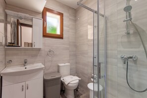 Maison familiale, plusieurs chambres, 2 salles de bains (Getaway Npetto Gozitan Villa) | Salle de bain | Baignoire et douche séparées, serviettes fournies, savon, shampooing
