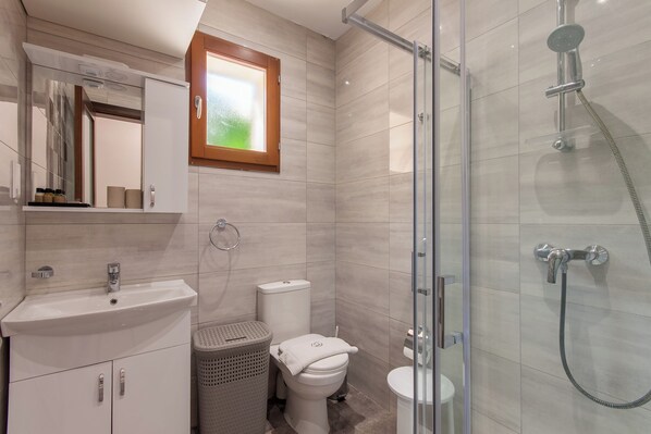 Casa familiar, varias habitaciones, 2 baños (Getaway Npetto Gozitan Villa) | Baño | Tina y regadera independientes, toallas, jabón, shampoo 