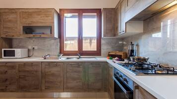 Family House, 2 Bedrooms, 2 Bathrooms (Getaway Npetto Gozitan Villa) | Private kitchen | Fridge, microwave, oven, stovetop