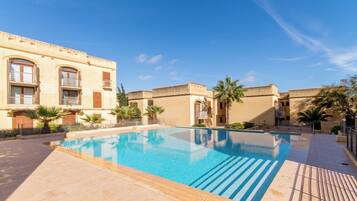 Kolam renang terbuka