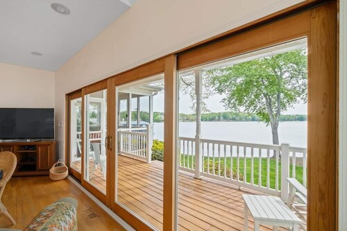 La Peninsule Scenic Home within a quiet neighborhood