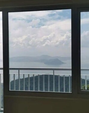 Balcony - 1 Bedroom pool view with Balcony MOA AREA (Pasay)