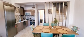 Cottage Nikiti, 2 min. from the sea!